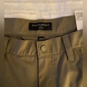 Performance fit and material. Wear on the golf course or the office. Relaxed fit